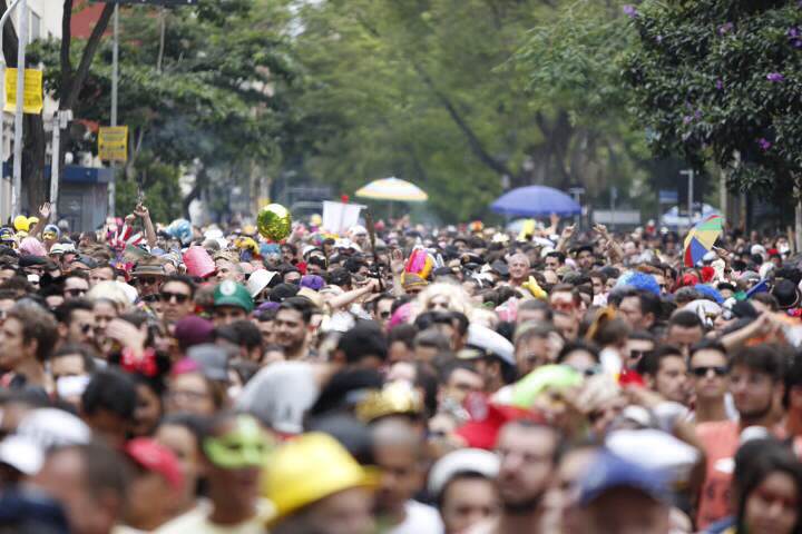 No Largo do Arouche, o bloco Minhoqueens reuniu foliões de todas as idades