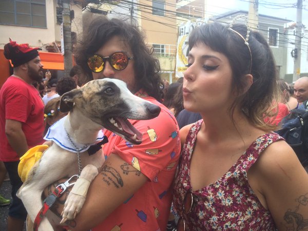 Em Pinheiros, o bloco Originais do Punk levou a fam&iacute;lia toda pra a divers&atilde;o