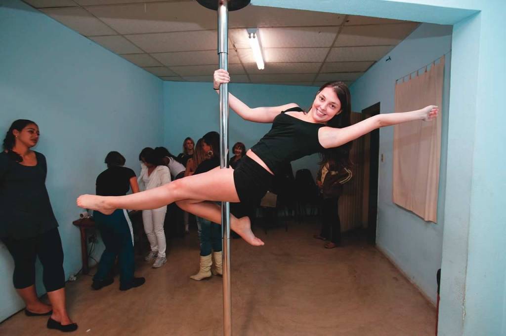 Aulas de pole dance gratuitas, na Lapa, atraem as mulheres