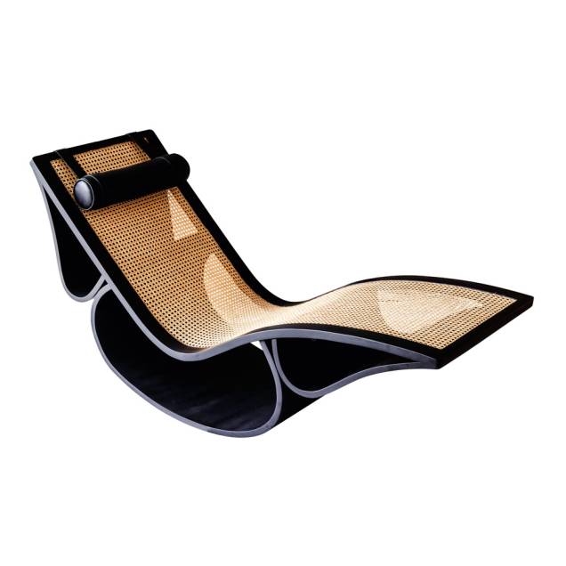 Chaise Rio (1978) , de Oscar Niemeyer, feito em madeira, plalha e couro naturais: 50 000 reais Chaise Rio (1978) , de Oscar Niemeyer, feito em madeira, plalha e couro naturais: 50 000 reais