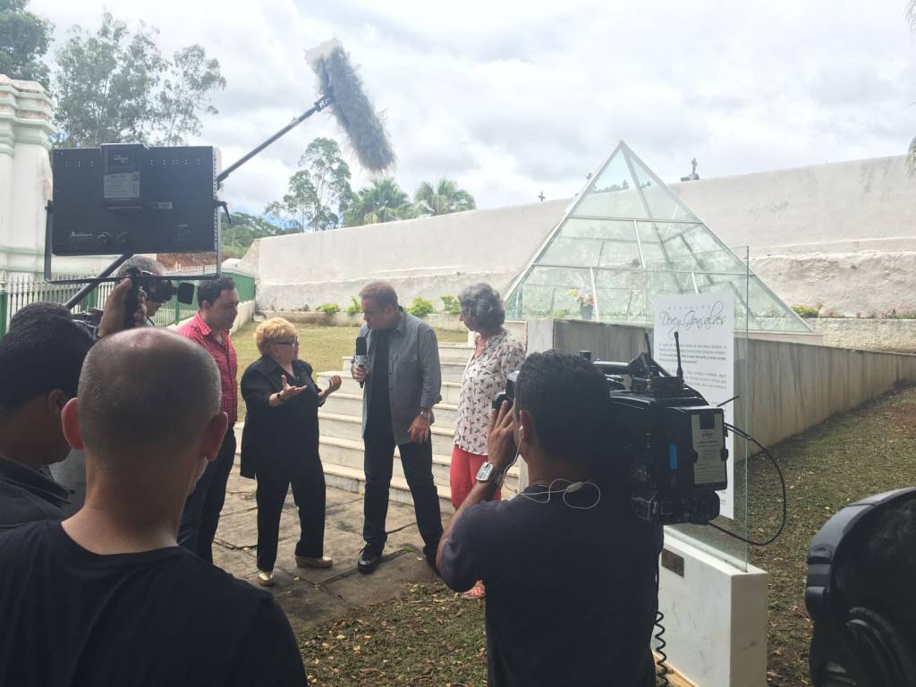 Apesar de polêmica, Record diz que reportagem do Gugu sobre Dercy vai ao ar