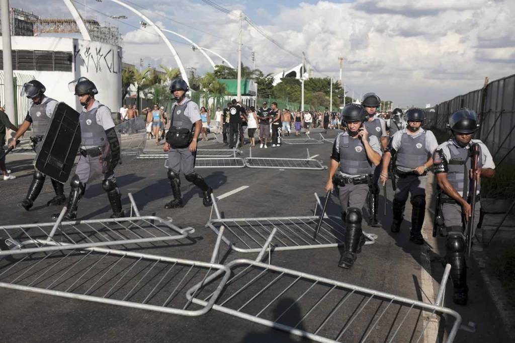 Torcida da Gaviões da Fiel briga no Sambódromo após apuração
