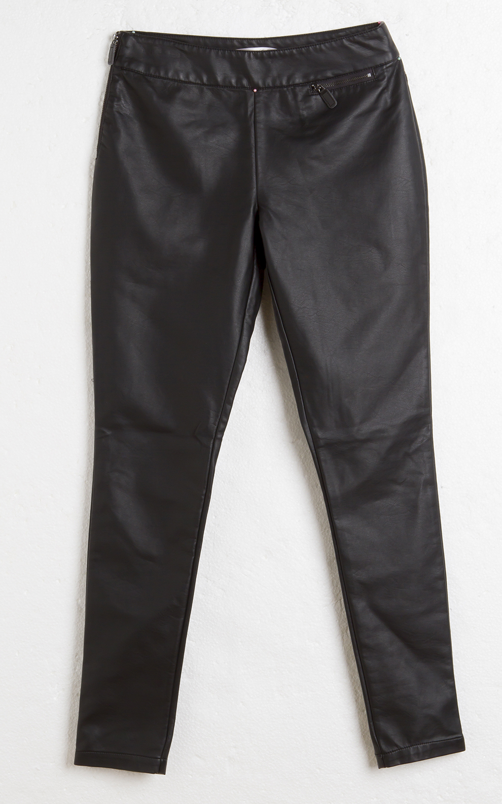	Cal&ccedil;a de couro fake. R$ 169,00.