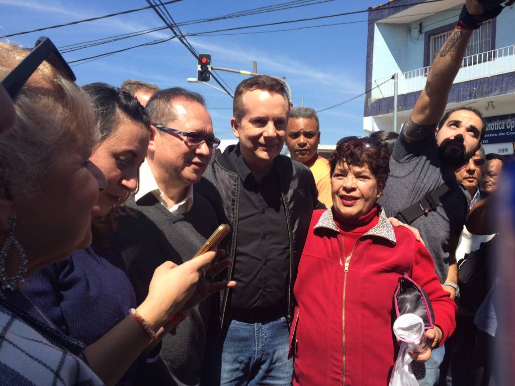 Russomanno foca em saúde e desvia de manifestante em feira da Zona Sul