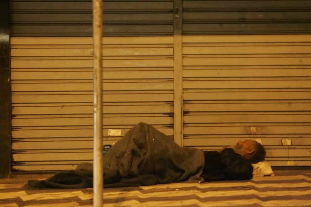 Mendigos migram do centro para outros bairros