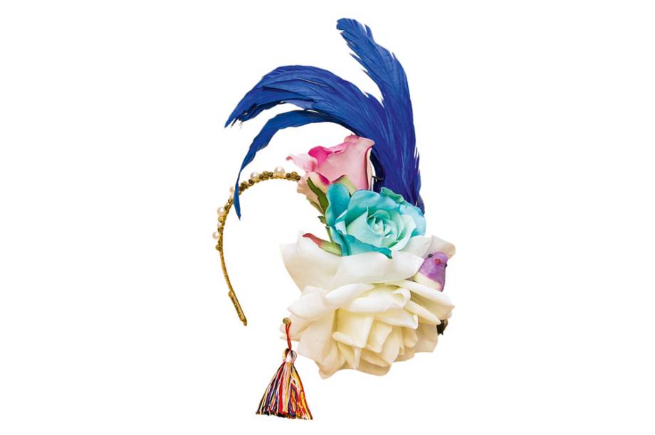 Tiara com flores de tecido, penas e pedraria: R$ 169,00 Tiara com flores de tecido, penas e pedraria: R$ 169,00