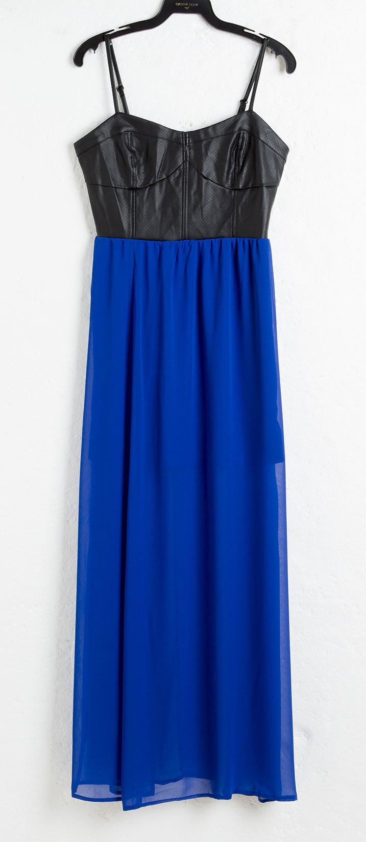 	Vestido longo bicolor. R$ 103,90.