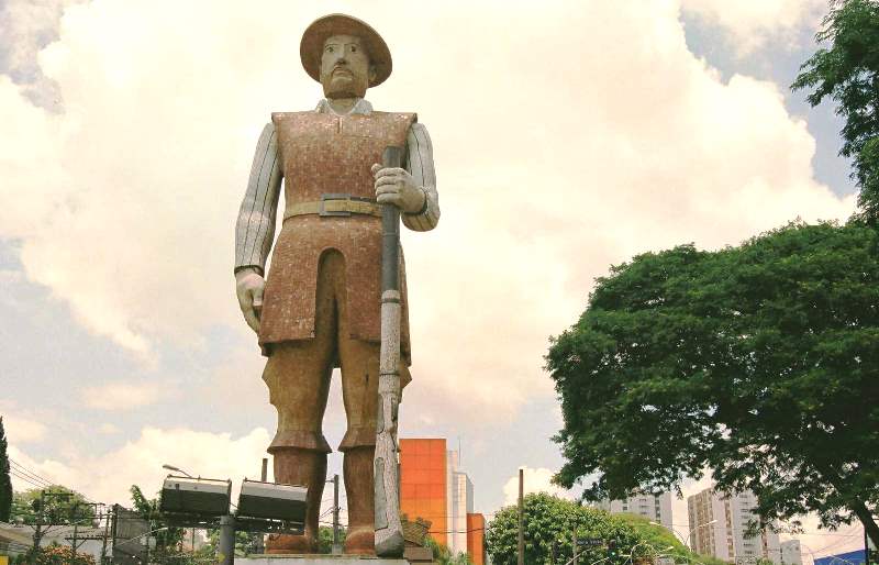 Imagem da estátua de Borba Gato tirada de baixo para cima