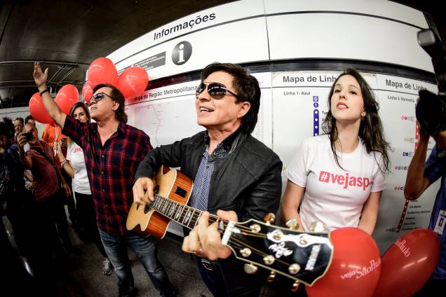 Chitãozinho e Xororó cantaram Evidências, levando os fãs à loucura na estação Sé Chitãozinho e Xororó cantaram Evidências, levando os fãs à loucura na estação Sé