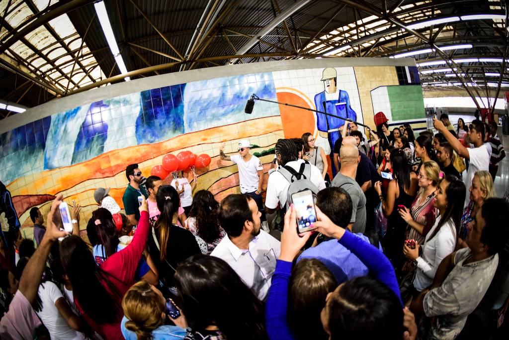 O funkeiro reuniu vários fãs no metrô O funkeiro reuniu vários fãs no metrô