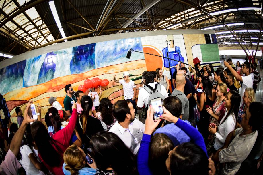 O funkeiro reuniu v&aacute;rios f&atilde;s no metr&ocirc;