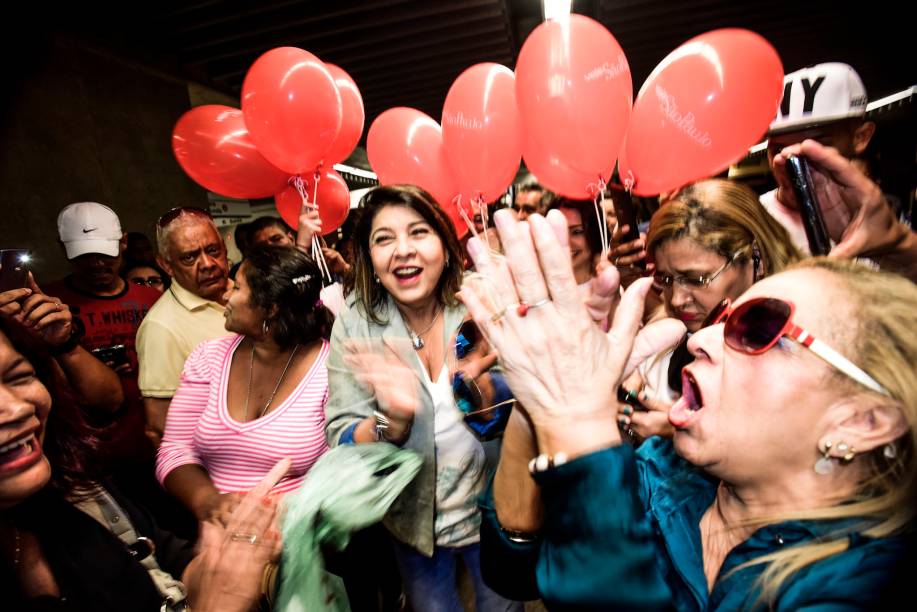 Diva do sertanejo, Roberta Miranda esbanjou simpatia na esta&ccedil;&atilde;o Rep&uacute;blica