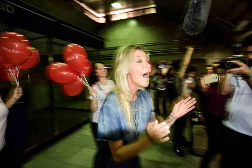 A cantora Luiza Possi emocionou o público na estação Paraíso ao cantar Romaria A cantora Luiza Possi emocionou o público na estação Paraíso ao cantar Romaria