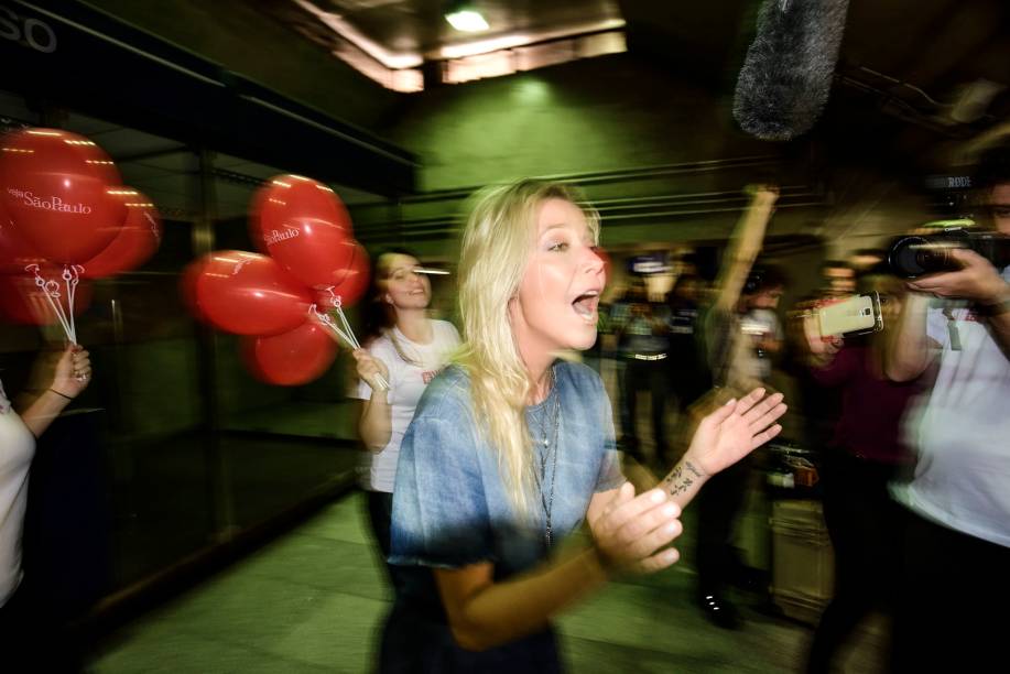 A cantora Luiza Possi emocionou o público na estação Paraíso ao cantar Romaria A cantora Luiza Possi emocionou o público na estação Paraíso ao cantar Romaria