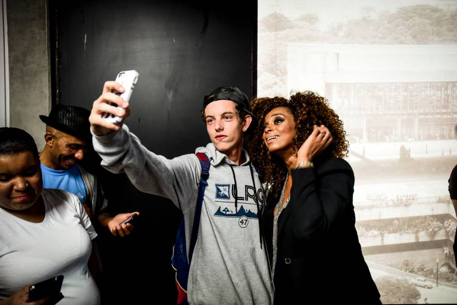 Paula Lima fez seu pocket-show na esta&ccedil;&atilde;o Trianon e tirou selfies com f&atilde;s