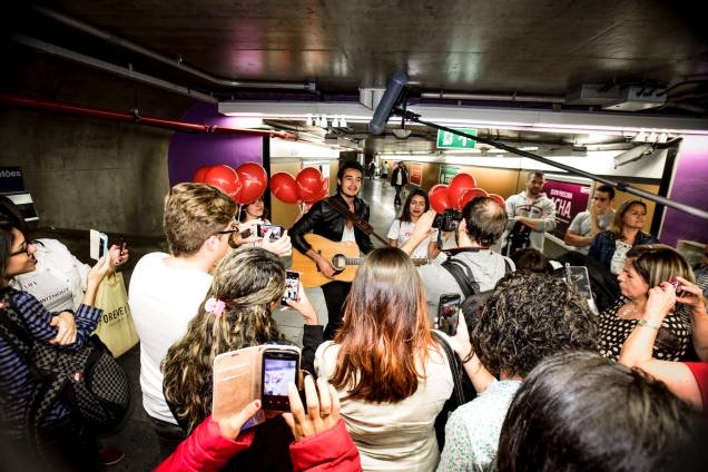 O ídolo teen cantou e tocou na estação Paraíso O ídolo teen cantou e tocou na estação Paraíso