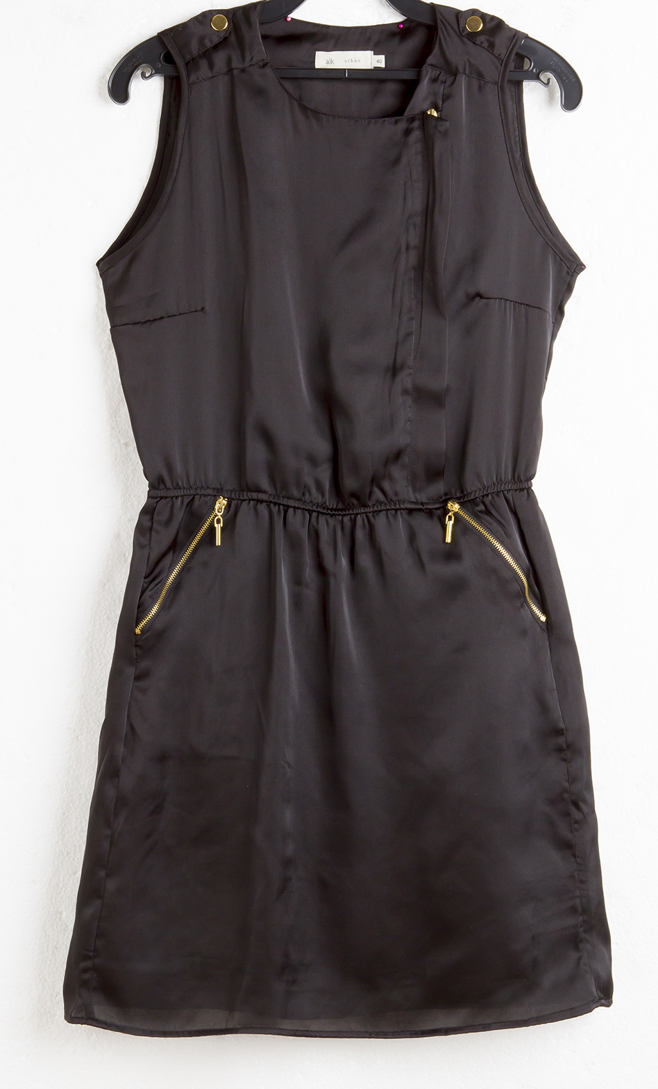 	Vestido acinturado. R$ 89,90.
