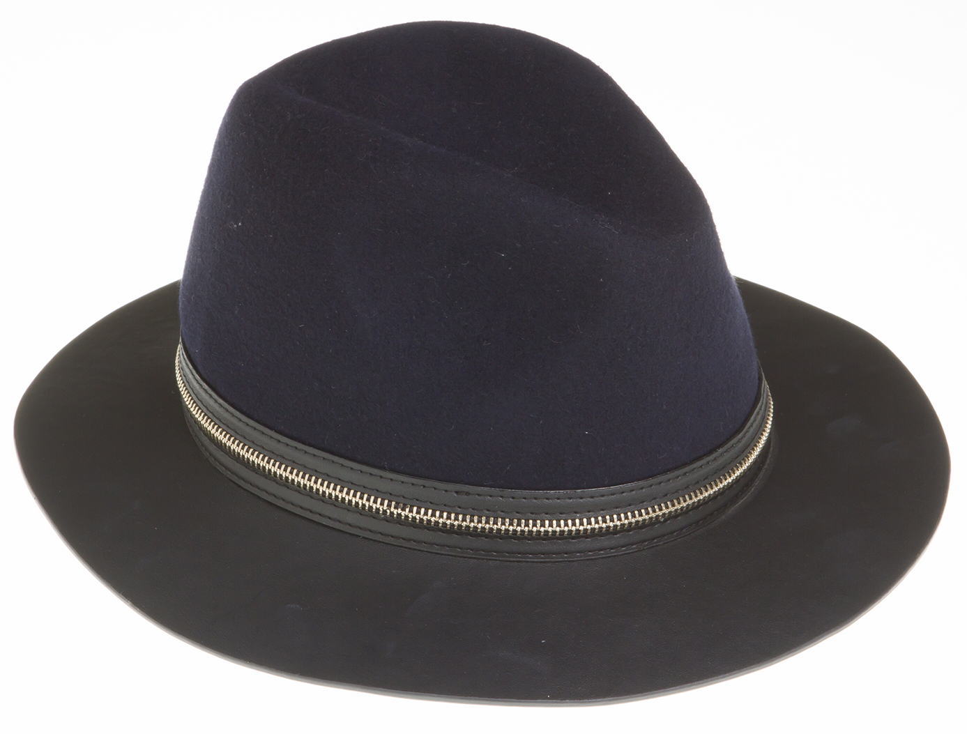 	Chap&eacute;u de feltro. R$ 179,00.