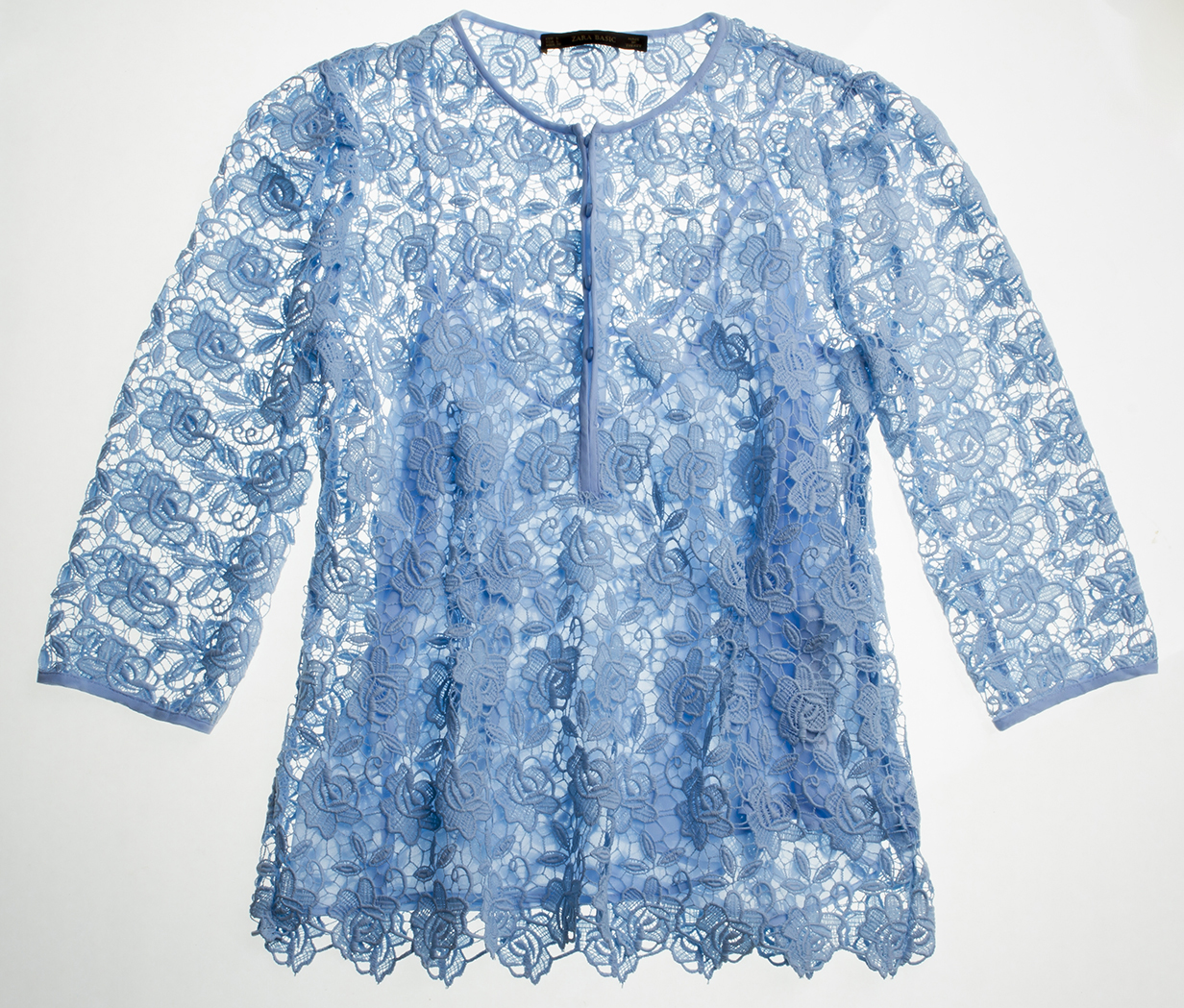 	Blusa de renda com bot&otilde;es. R$ 199,00.