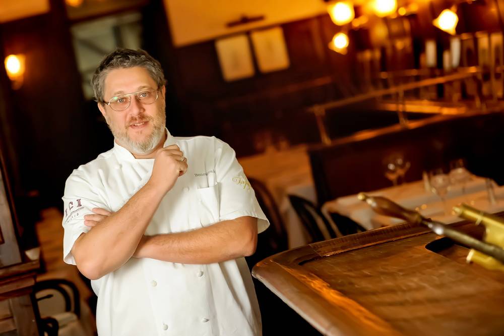Chef Benny Novak prepara jantar beneficente em sala VIP de cinema