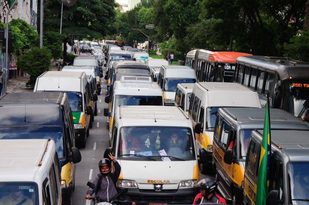 Motoristas de vans escolares aderem à greve dos caminhoneiros