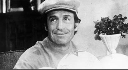 Chaves (originalmente, El Chavo del Ocho) foi exibido pela primeira vez em 1971 - &agrave; &eacute;poca, Bola&ntilde;os tinha 45 anos