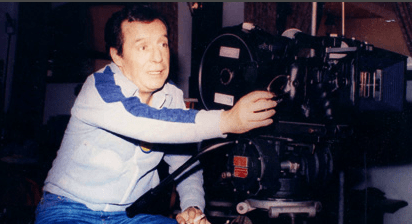 Ele é o criador do roteiro da série, que conta a história de um menino de oito anos que mora dentro do barril em uma vila Ele é o criador do roteiro da série, que conta a história de um menino de oito anos que mora dentro do barril em uma vila