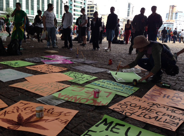 Cartazes em favor da legalização da maconha Cartazes em favor da legalização da maconha