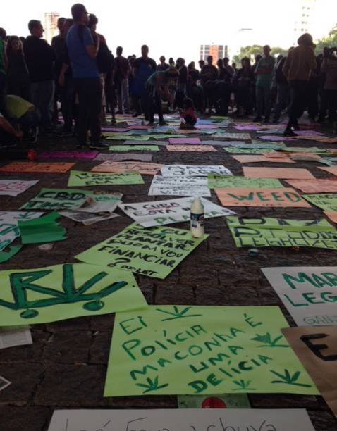 Manifestantes criaram cartazes em favor da legalização da maconha Manifestantes criaram cartazes em favor da legalização da maconha