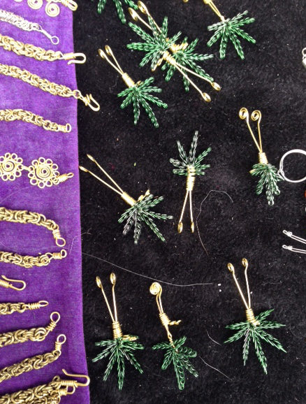 Bijuterias que remetem à folha da maconha Bijuterias que remetem à folha da maconha