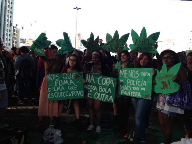 Cartazes brincam com o tema do filme Tapa na Pantera Cartazes brincam com o tema do filme Tapa na Pantera