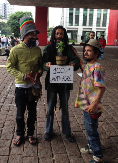 Homens esperam a saída da Marcha no Masp Homens esperam a saída da Marcha no Masp