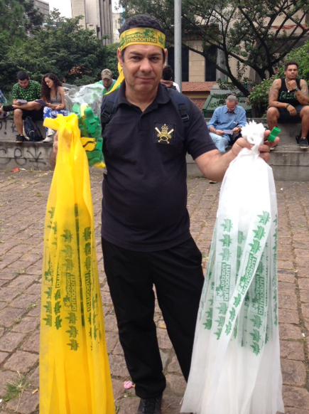 Vendedor de faixas sobre o apoio à legalização Vendedor de faixas sobre o apoio à legalização