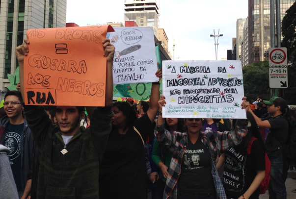 Jovens seguram cartazes durante a Marcha Jovens seguram cartazes durante a Marcha