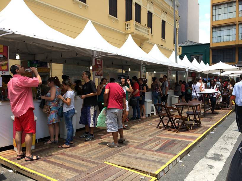 Rua 25 de Mar&ccedil;o: via ganha barracas tempor&aacute;rias de comidinhas