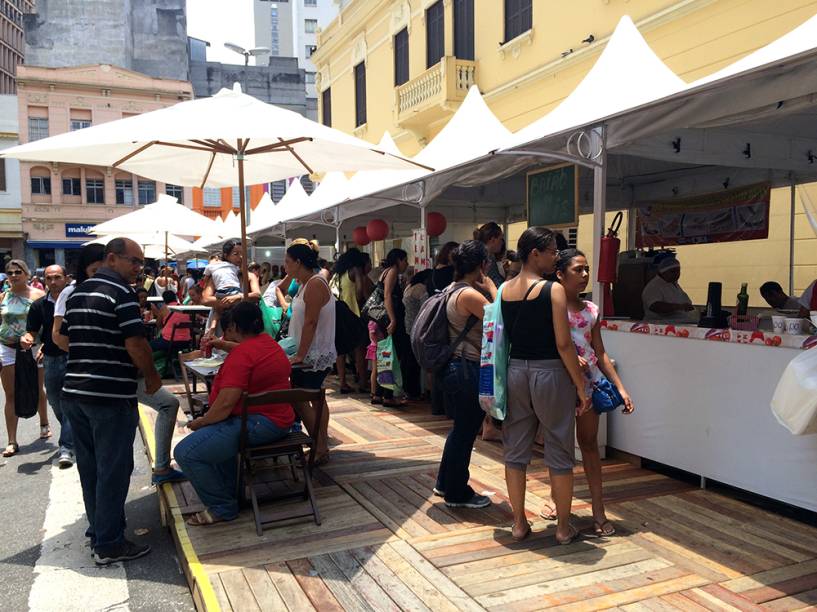 Estrutura: mesinhas de madeira com guarda-sol abrigam os clientes