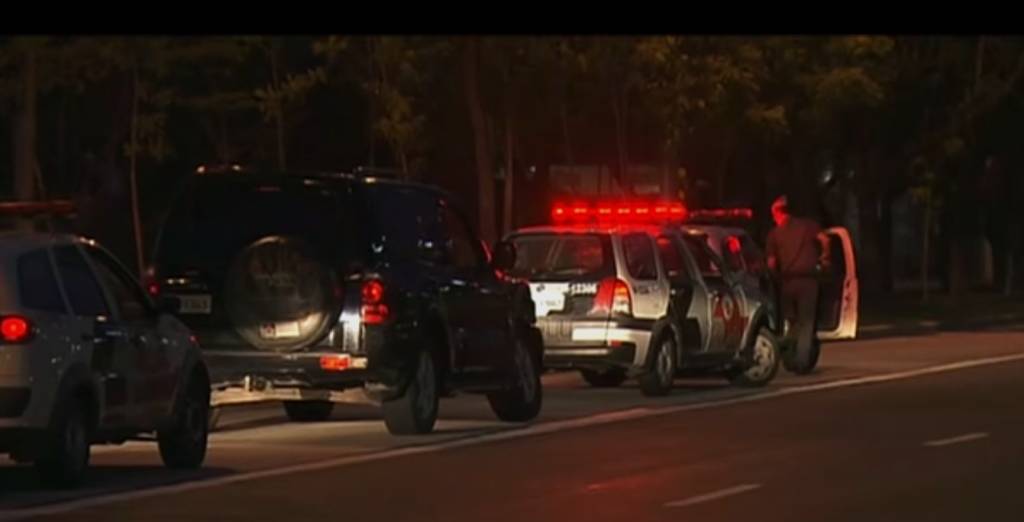 Motorista atinge traseira de carro da PM na Zona Sul