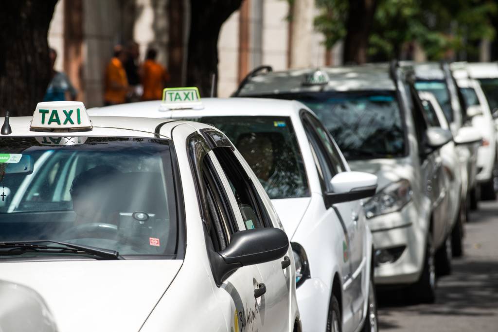 Haddad sanciona lei que libera táxi por aplicativo