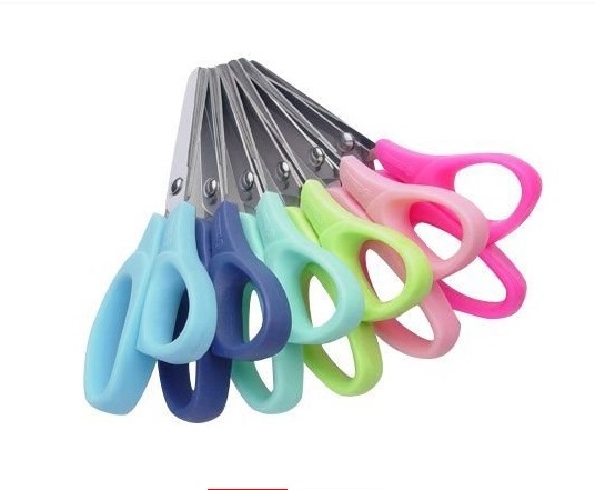 A tesoura escolar, com seis opções de cores, custa 6,19 reais A tesoura escolar, com seis opções de cores, custa 6,19 reais