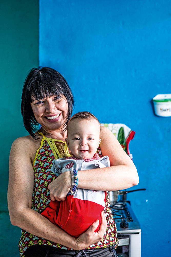 Jornalista escreve livro para ajudar bebê sem braços e pernas