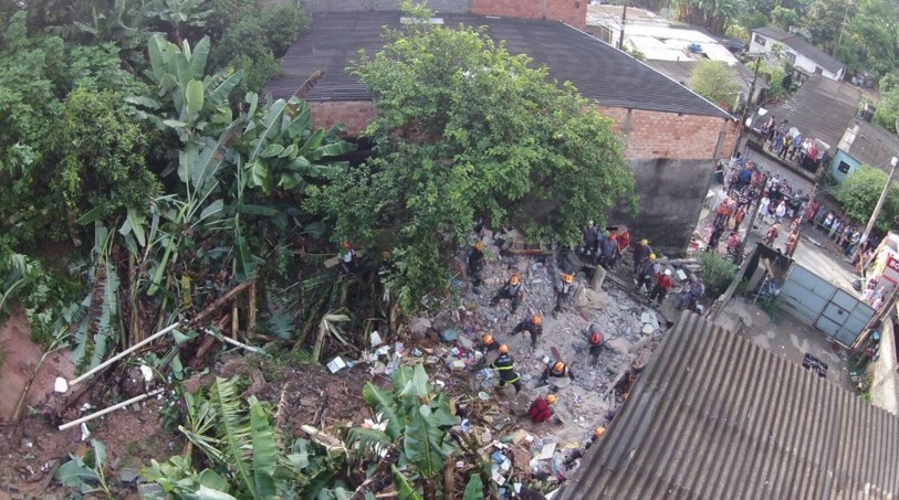 Deslizamento de terra deixa quatro mortos em Itapecerica da Serra