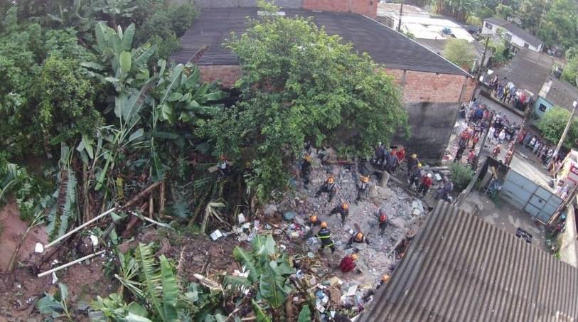 Deslizamento de terra deixa quatro mortos em Itapecerica da Serra