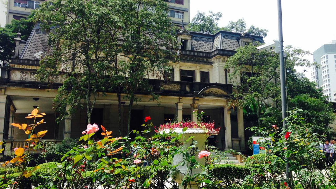 Casa das Rosas e seu jardim são mostrados na imagem
