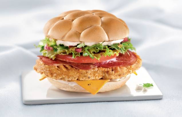 McEspanha (segunda-feira): composto de frango em forma de hambúrguer, copa, maionese de oliva, mix de folha, tomate e queijo sabor bacon com pimenta McEspanha (segunda-feira): composto de frango em forma de hambúrguer, copa, maionese de oliva, mix de folha, tomate e queijo sabor bacon com pimenta
