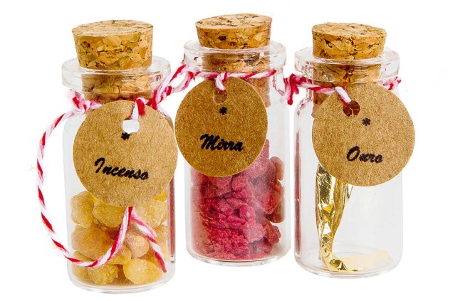 Vidrinhos com incenso, mirra e ouro, em alus&atilde;o &agrave; hist&oacute;ria dos reis magos