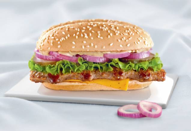 McAlemanha (terça-feira): leva carne suína em formato de costelinha, molho de mostarda alemã, cebola roxa, picles, alface e queijo sabor bacon com pimenta McAlemanha (terça-feira): leva carne suína em formato de costelinha, molho de mostarda alemã, cebola roxa, picles, alface e queijo sabor bacon com pimenta