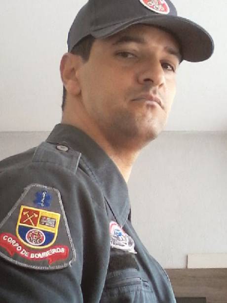 Um amigo tentou impedir que Cruz voltasse ao local, mas ele desejava salvar o prédio Um amigo tentou impedir que Cruz voltasse ao local, mas ele desejava salvar o prédio