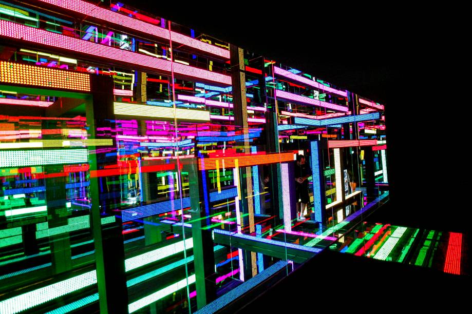 Exposi&ccedil;&atilde;o "Cazuza, mostra sua cara": simula&ccedil;&atilde;o dos pensamentos do m&uacute;sico por meio de luzes e sons