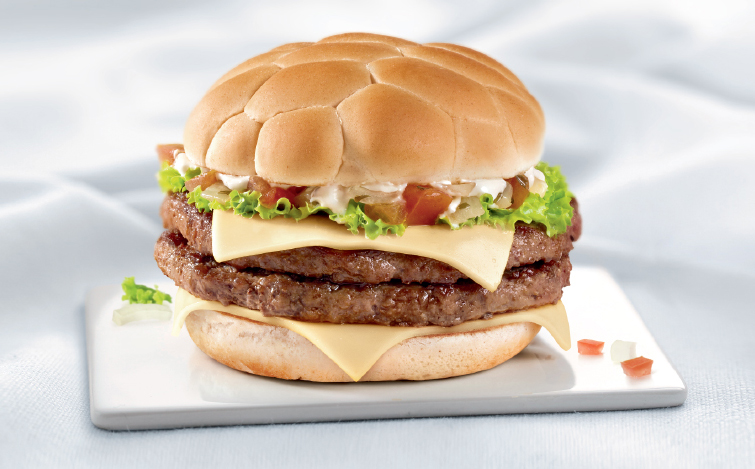 McBrasil (domingo): composto por dois hambúrgueres de carne Angus, queijo emental, molho vinagrete, maionese e alface McBrasil (domingo): composto por dois hambúrgueres de carne Angus, queijo emental, molho vinagrete, maionese e alface