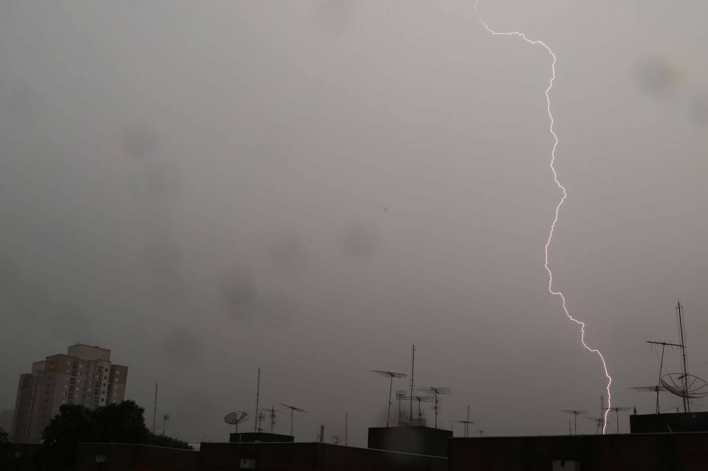 Menino atingido por raio no litoral é transferido para São Paulo